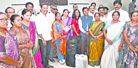 బ్లైండ్‌ క్రికెటర్‌ కరుణకుమారికి ఘన సత్కారం 