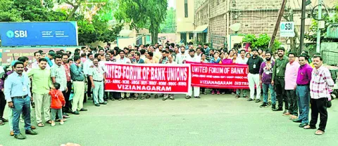 ఐదు రోజుల బ్యాంకింగ్‌ విధులు అమలు చేయాలి