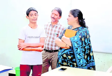 మెనూ ప్రకారం భోజనం అందించాలి