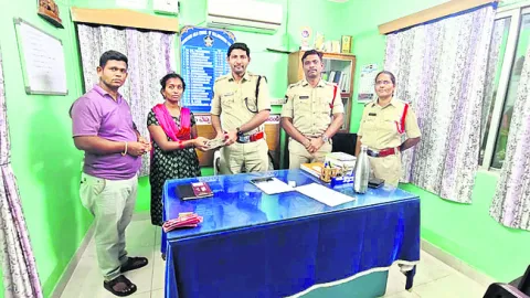 రోడ్డుపై దొరికిన రూ.47 వేల నగదు