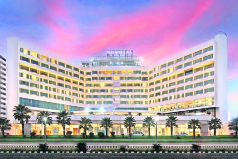 హోటళ్లు హౌస్‌ఫుల్‌ 
