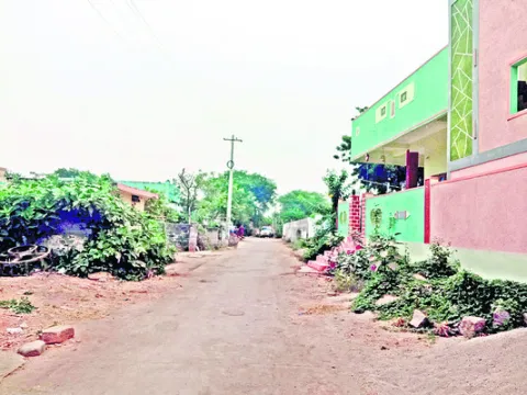 ●అటొక ఊరు.. ఇటు వేరు!