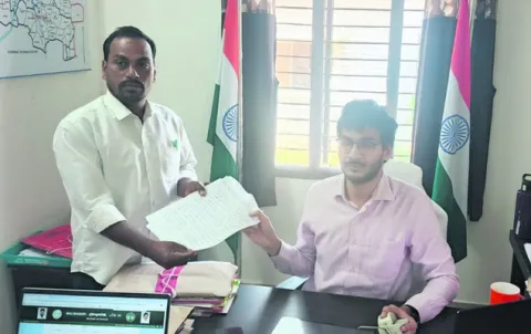 సర్పంచ్‌గా పోటీ  చేయనివ్వడం లేదు.. 