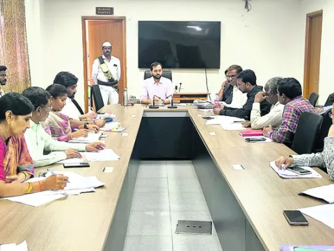 అభివృద్ధి పనుల్లో వేగం పెంచాలి