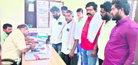 సర్పంచ్‌ బరిలో 471 మంది