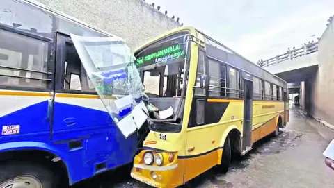 అండర్‌పాస్‌లో  రెండు బస్సుల ఢీ

