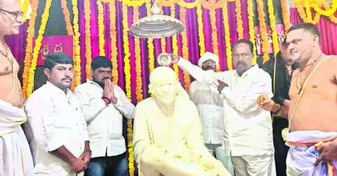సాయిబాబా ఆలయంలో ప్రత్యేక పూజలు