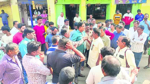 రోడ్డు విస్తరణ సర్వే అడ్డుకున్న వ్యాపారులు
