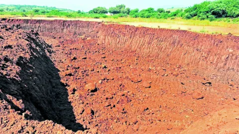 చెరువులో మట్టి తవ్వకాల నిలిపివేత 