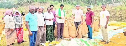 నష్టపోయిన రైతులను ఆదుకోవాలి 