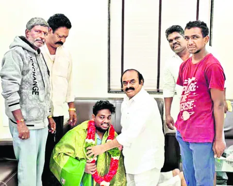 దివ్యాంగులను ప్రేమతో ఆదరించాలి 