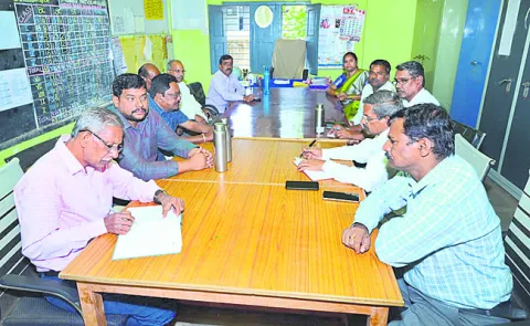 పాఠశాలల సమస్యలపై ఆరా