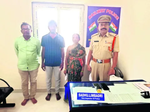 కుటుంబ సభ్యులకు మహిళ అప్పగింత 