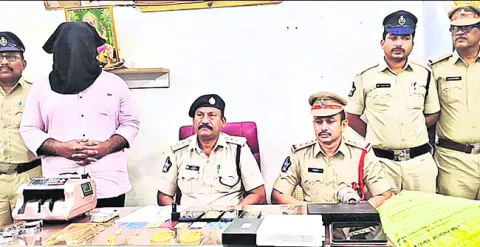 పాత నేరస్తుడి ఇంట్లో తనిఖీలు 