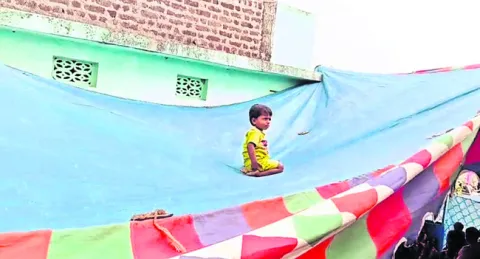 స్లాబ్‌ పైనుంచి టెంట్‌పైకి దొర్లిన రెండేళ్ల బాలుడు