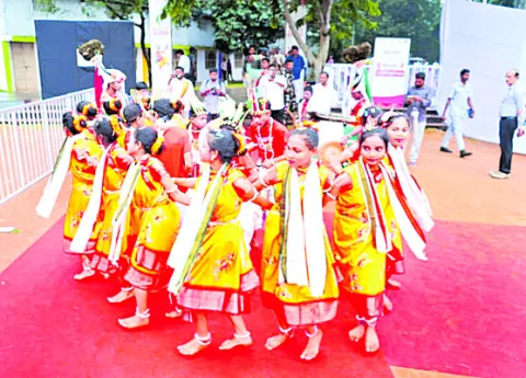 గిరిజన సంస్కృతి, సంప్రదాయాలకు అద్దం పట్టిన కళా ప్రదర్శన