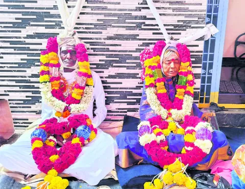 మృత్యువులోనూ వీడని భార్యాభర్తల బంధం 