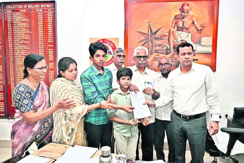 పెంచలయ్య కుటుంబాన్ని ఆదుకోవాలి