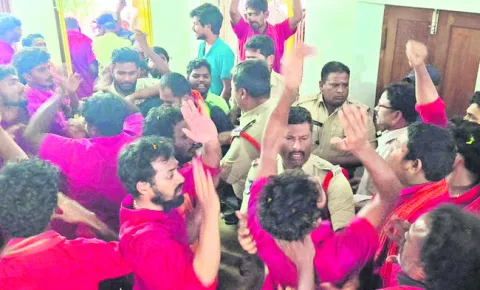 సికిలే స్కూల్‌ వద్ద ఉద్రిక్తత 