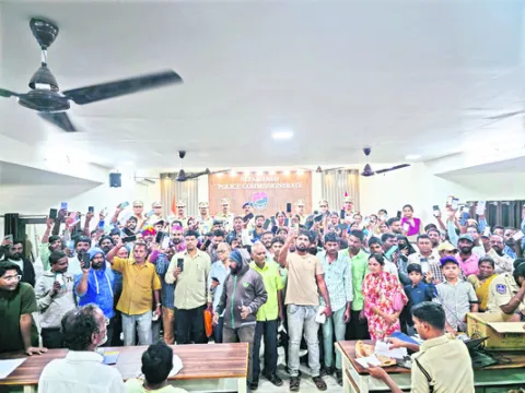 175 మొబైల్‌ ఫోన్లు అందజేత 