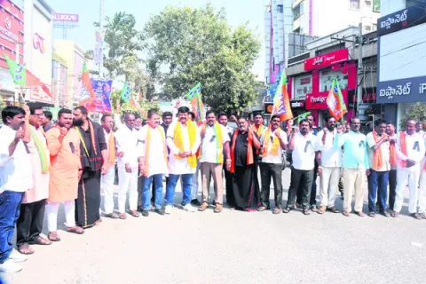 సీఎం క్షమాపణలు చెప్పాలి 