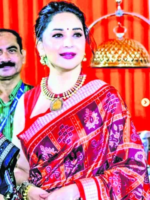 చేనేత బ్రాండ్‌ అంబాసిడర్‌కు రూ.కోటిన్నర