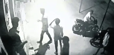 గుప్పుమంటున్న గంజాయి 