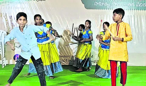 నీతి కథలే వ్యక్తిత్వానికి పునాది