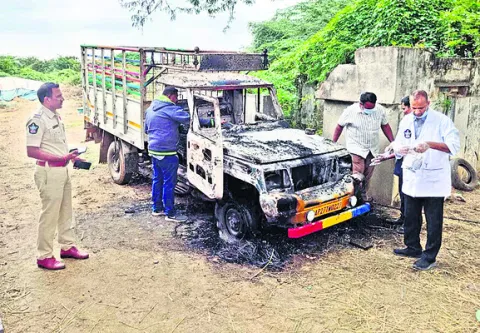 బొలెరో వాహనానికి నిప్పు 