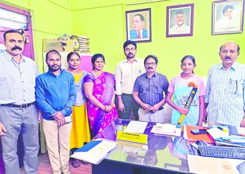 జాతీయస్థాయి హాకీ పోటీలకు మద్దిపాడు విద్యార్థిని 