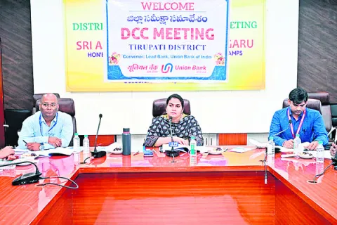 రుణ లక్ష్యం సాధించాలి