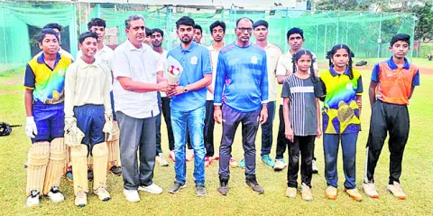 క్రికెటర్‌ ఖాజా మొహిద్దీన్‌కు కేడీసీఏ అభినందనలు 