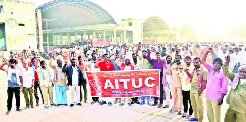 మార్కెట్‌ హమాలీలకు ఇన్సూరెన్స్‌ కల్పించాలి