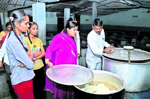 గురుకుల పాఠశాల నిర్వహణపై ఆగ్రహం