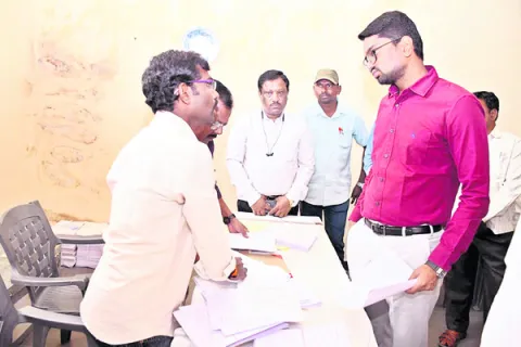 పొరపాట్లకు తావులేకుండా నామినేషన్ల స్వీకరణ 