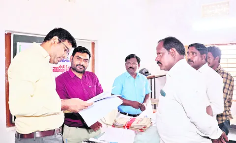 క్షుణ్ణంగా పరిశీలించి నామినేషన్లు స్వీకరించాలి 