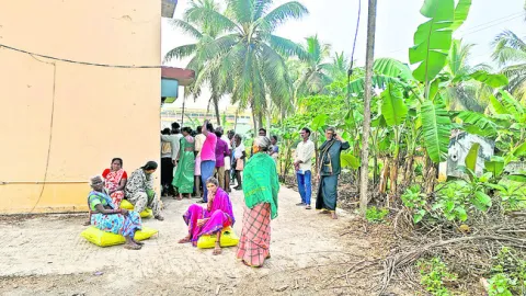 కష్టాలు కొనసాగుతున్నాయి 