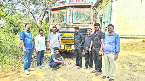 285 క్వింటాళ్ల రేషన్‌ బియ్యం పట్టివేత 