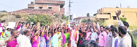 భారీ జనసందోహంతో వచ్చి.. 