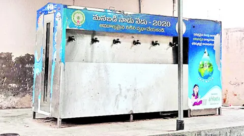 సమస్యలు గాలికి.. వేడుకలు దేనికి? 