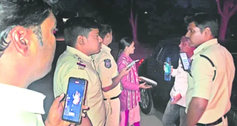 పోలీసులకు మందుబాబు చుక్కలు 