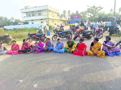 మద్యం షాపునకు  అనుమతి ఇవ్వొద్దని ధర్నా