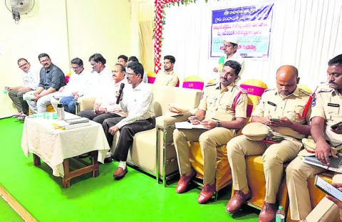 ఓటర్లను ప్రలోభాలకు గురిచేయొద్దు