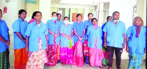 ఏరియాస్పత్రిలో కార్మికుల ఆందోళన
