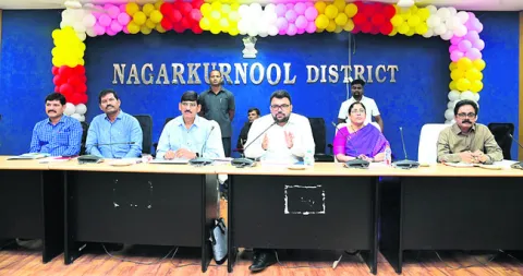 అధికారులు నిబద్ధతతో పనిచేయాలి 