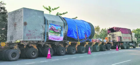 భారీ ట్రక్కుపై అతిపెద్ద శివలింగం 