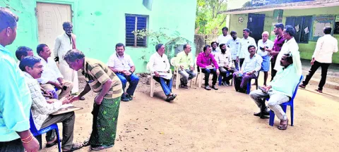 బెదిరించారా.... ప్రలోభాలకు గురి చేశారా?!