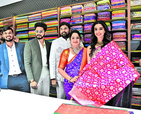 బెజవాడలో వారాహి శిల్క్స్‌ షోరూమ్‌ ప్రారంభం 