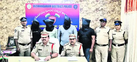 దోపిడీ కేసును ఛేదించిన పోలీసులు