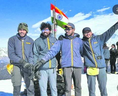 ఆగకొండ అధిరోహిస్తూ..